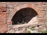 01505 ostia - regio ii - insula vi - casa del soffitto dipinto (ii,vi,5-6) - via della corporazzioni - 4. laden von norden - bar - detail - 09-2022.jpg